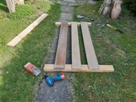 Die Bretter nicht zu eng beieinander anbringen Seitenwand