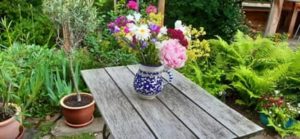 Pfingstrosen, Staudenphlox, Margeriten in der Vase Blumenvielfalt im Juni in der Vase