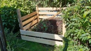 Komposthaufen mit neu gebauter Umrandung Kompost mit Holzumrandung